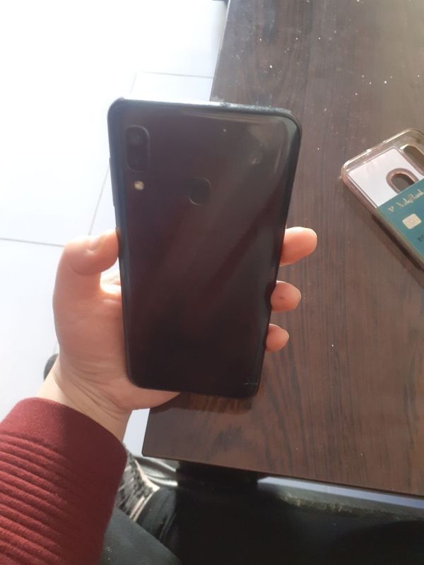 Samsung A 30 sotiladi.