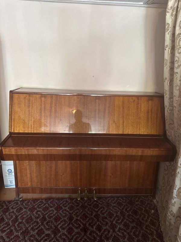 Pianino Belorus holadi ideal deyarli ishlatilmagan Pianino Belorus holadi ideal deyarli ishlatilmagan