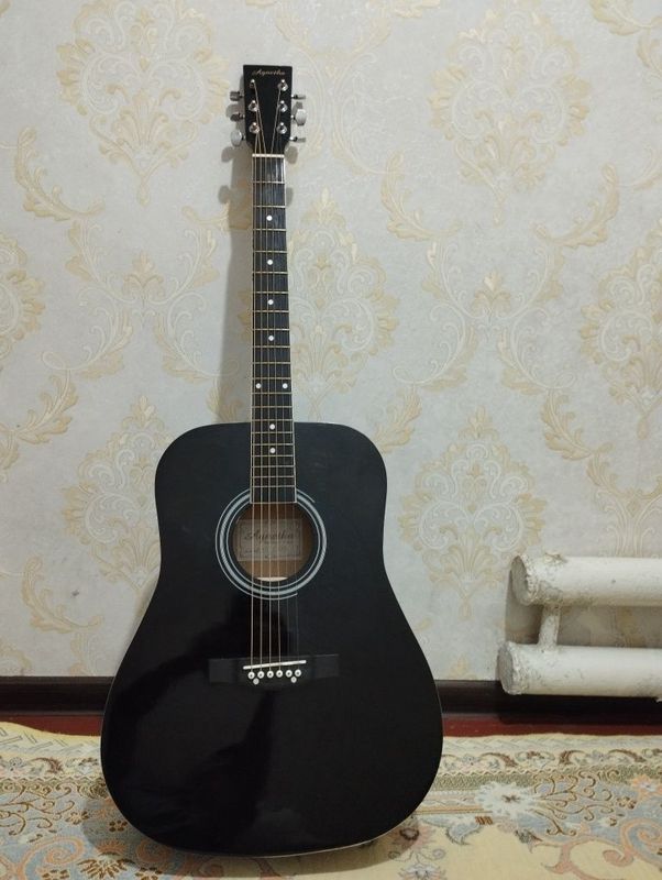 Gitara satiladi Dawisi zor Gitara satiladi Dawisi zor